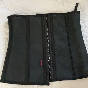 Black small perfect waist trainer/clincher!